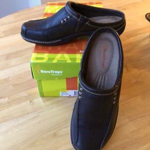 New with box- BareTraps “Ashlee” chocolate clog, size 6M